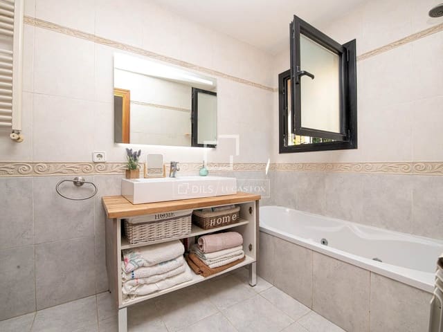 3 soveværelse Villa til salg i Santa Cristina d'Aro med swimmingpool garage - € 649.000 (Ref: 10004465)