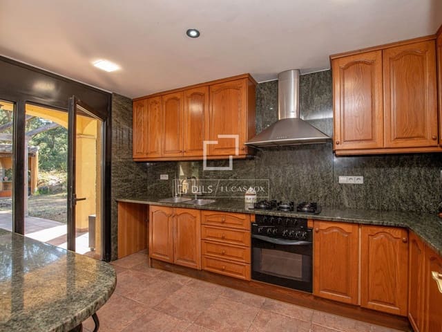 3 soveværelse Villa til salg i Santa Cristina d'Aro med swimmingpool garage - € 649.000 (Ref: 10004465)