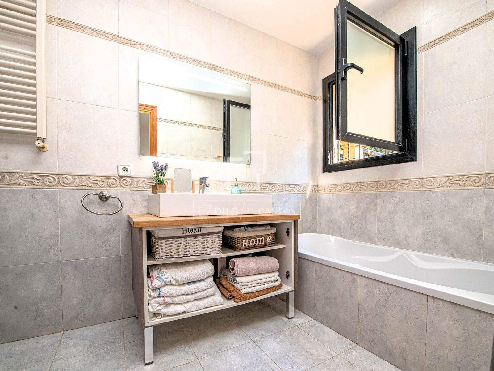 3 soveværelse Villa til salg i Santa Cristina d'Aro med swimmingpool garage - € 649.000 (Ref: 10004465)