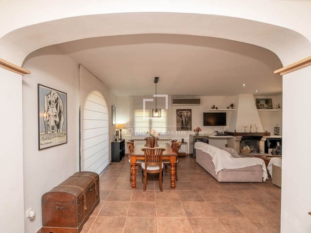 3 soveværelse Villa til salg i Santa Cristina d'Aro med swimmingpool garage - € 649.000 (Ref: 10004465)