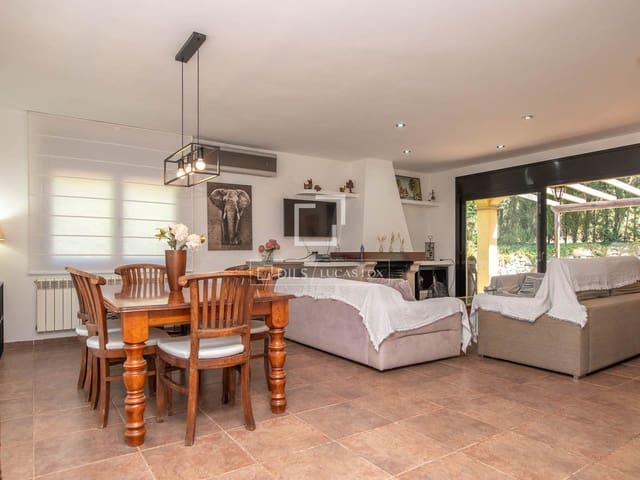 3 soveværelse Villa til salg i Santa Cristina d'Aro med swimmingpool garage - € 649.000 (Ref: 10004465)