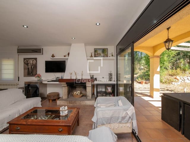 3 soveværelse Villa til salg i Santa Cristina d'Aro med swimmingpool garage - € 649.000 (Ref: 10004465)