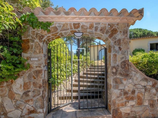 3 soveværelse Villa til salg i Santa Cristina d'Aro med swimmingpool garage - € 649.000 (Ref: 10004465)