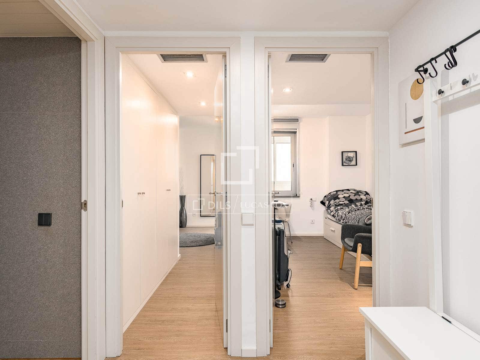 2 soverom Leilighet til salgs i Barcelona by med svømmebasseng garasje - € 880 000 (Ref: 10007524)