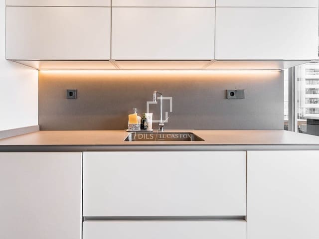 2 soverom Leilighet til salgs i Barcelona by med svømmebasseng garasje - € 880 000 (Ref: 10007524)