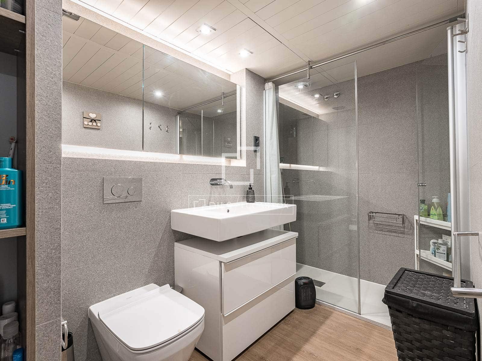 2 soverom Leilighet til salgs i Barcelona by med svømmebasseng garasje - € 880 000 (Ref: 10007524)