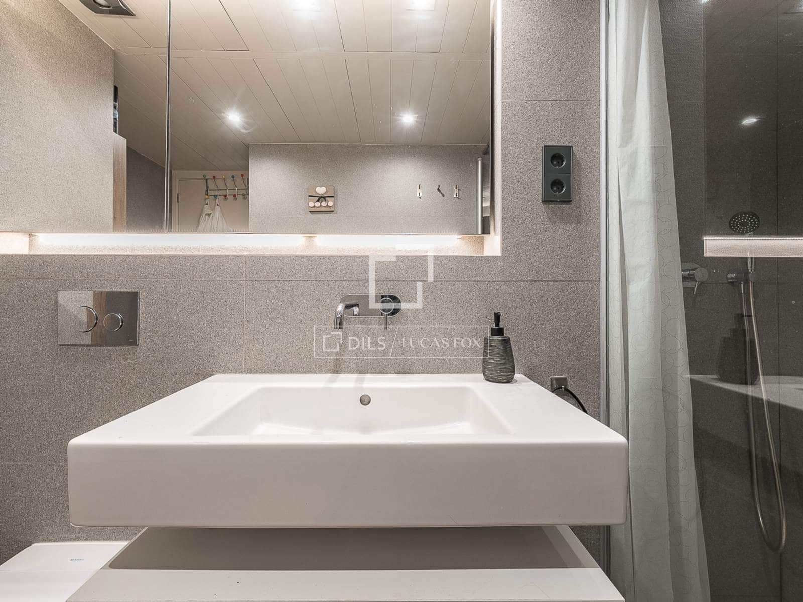 2 soverom Leilighet til salgs i Barcelona by med svømmebasseng garasje - € 880 000 (Ref: 10007524)