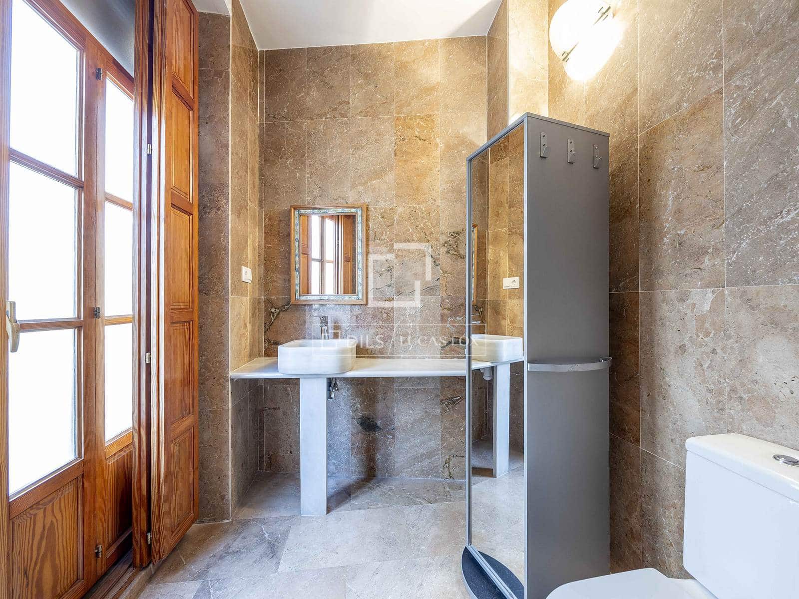1 bedroom Commercial for sale in Valencia city - € 675,000 (Ref: 10008074)
