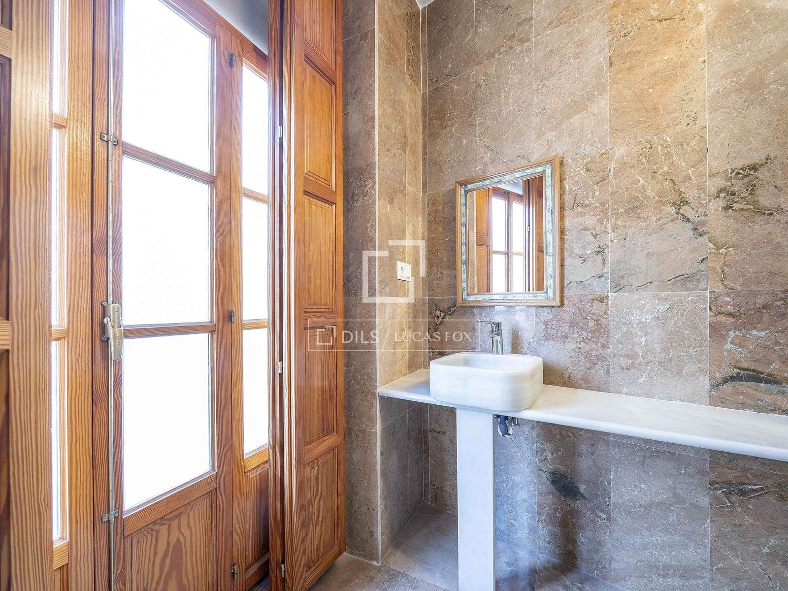 1 bedroom Commercial for sale in Valencia city - € 675,000 (Ref: 10008074)