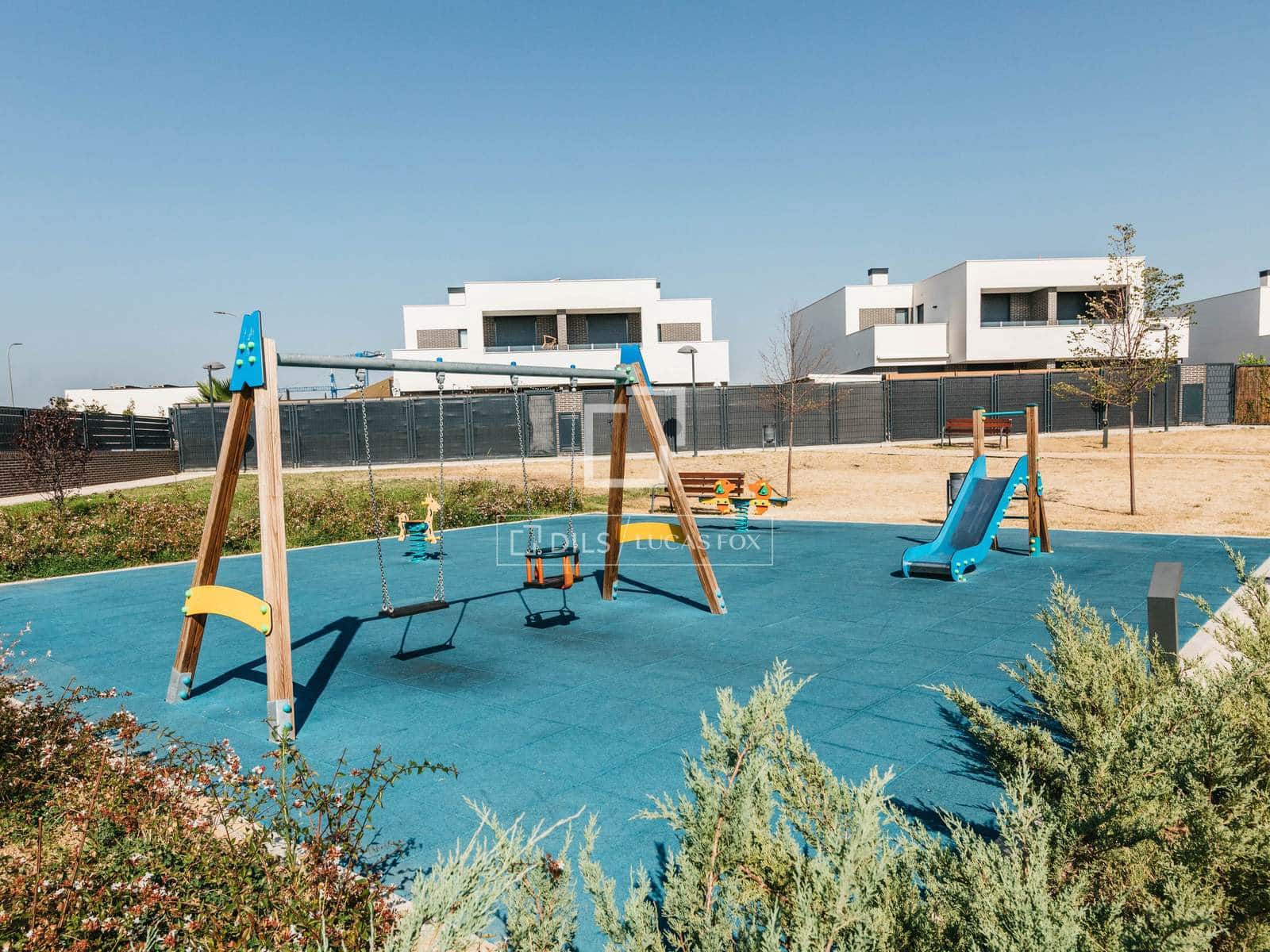 Villa/Maison de 4 chambres à louer à Madrid ville avec piscine garage - 3 790 € (Ref: 10012219)