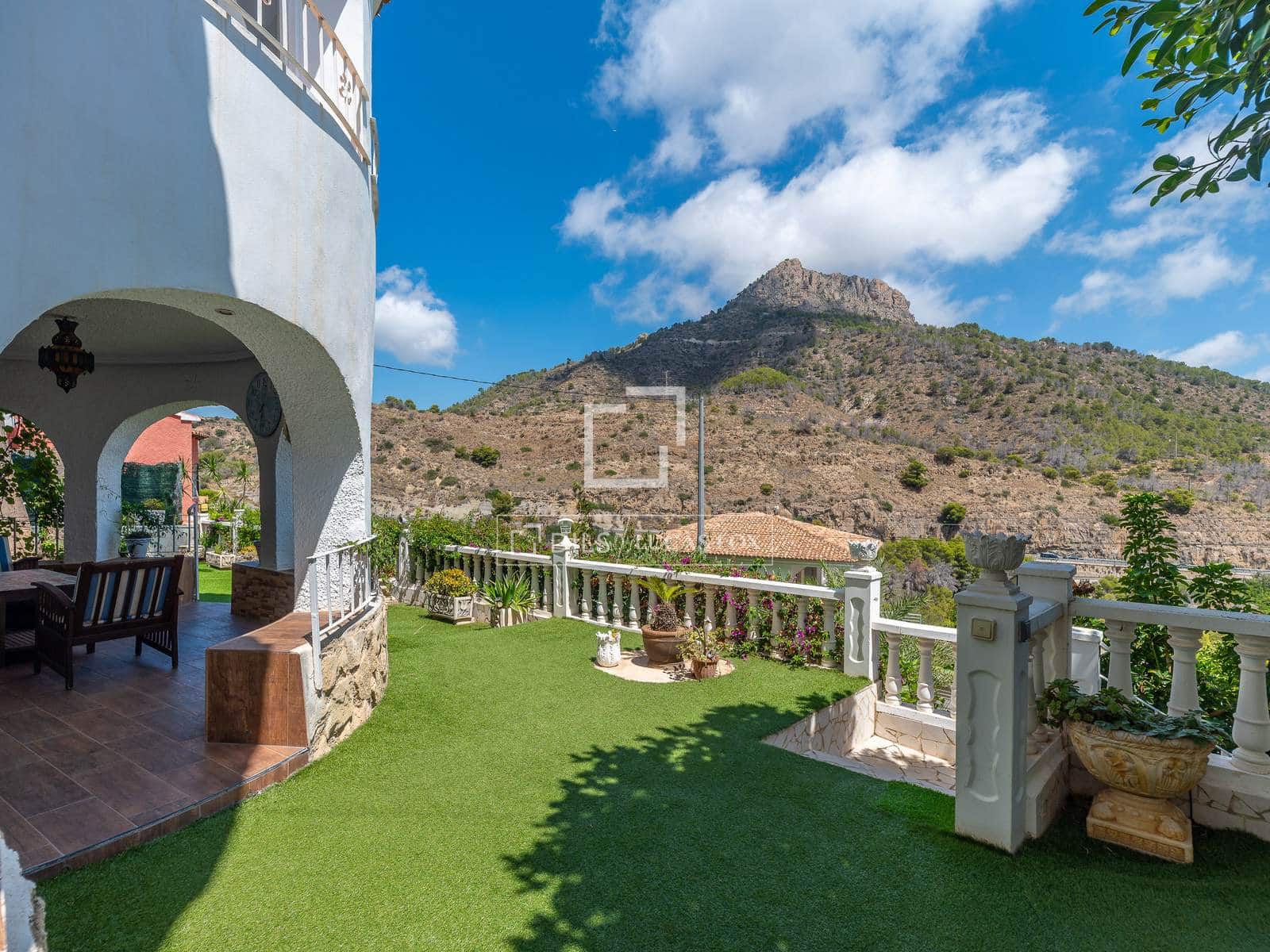 4 bedroom Villa for sale in Calpe / Calp with pool garage - € 595,000 (Ref: 10014779)