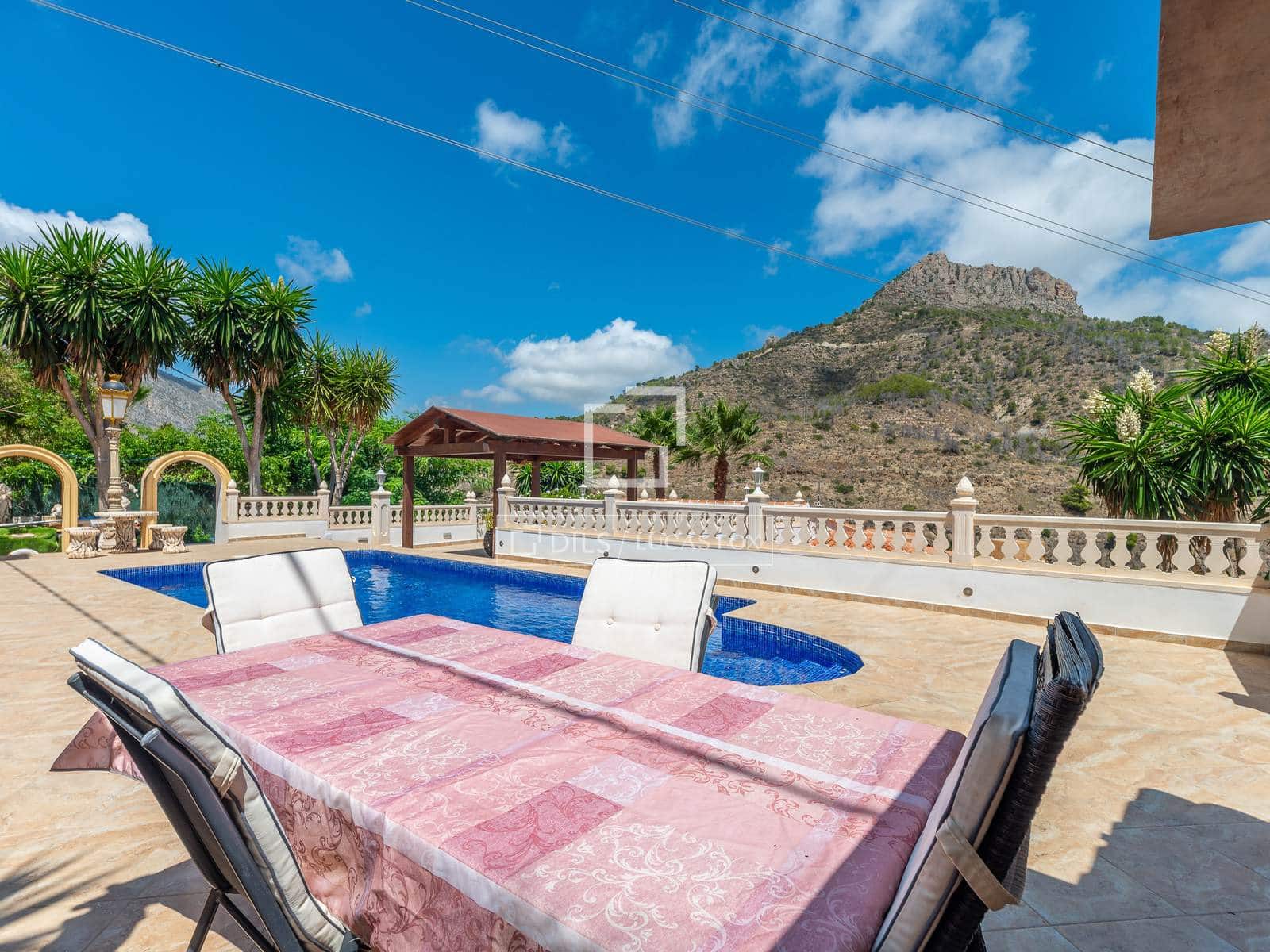 4 bedroom Villa for sale in Calpe / Calp with pool garage - € 595,000 (Ref: 10014779)