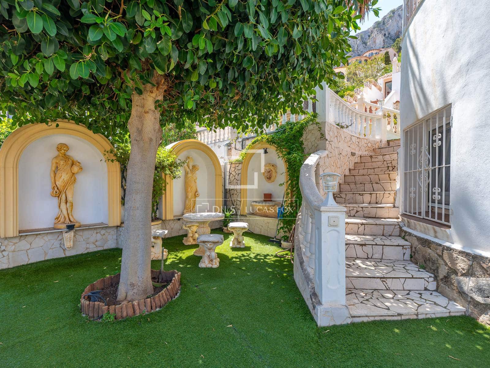 4 bedroom Villa for sale in Calpe / Calp with pool garage - € 595,000 (Ref: 10014779)