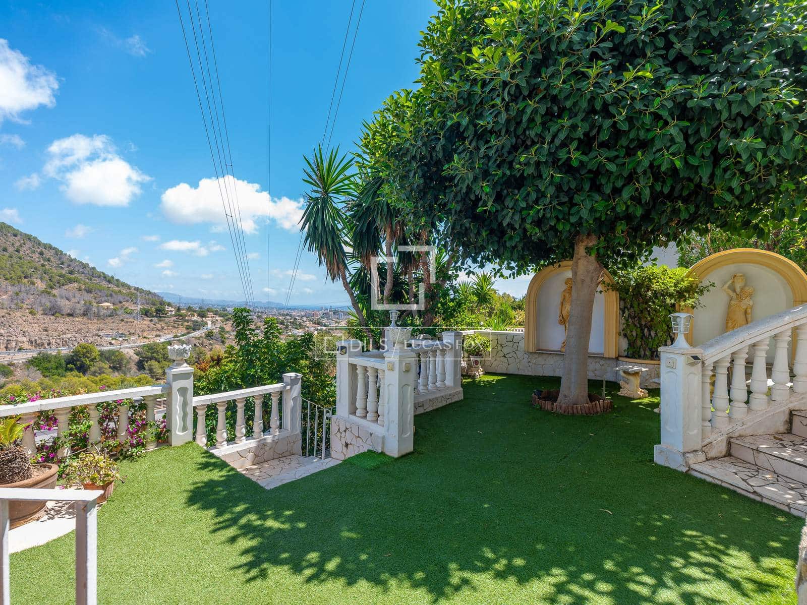 4 bedroom Villa for sale in Calpe / Calp with pool garage - € 595,000 (Ref: 10014779)