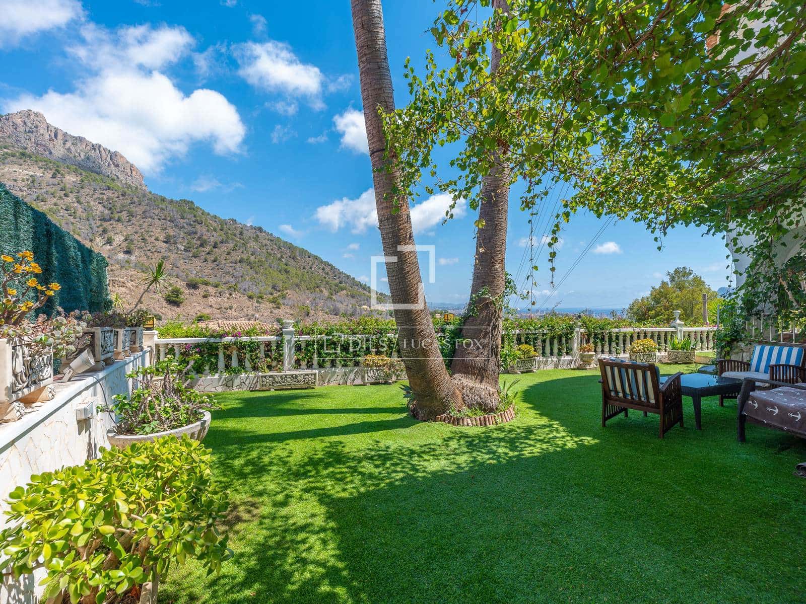 4 bedroom Villa for sale in Calpe / Calp with pool garage - € 595,000 (Ref: 10014779)
