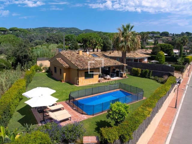 4 soveværelse Villa til salg i Sant Vicenç de Montalt med swimmingpool garage - € 1.250.000 (Ref: 10014861)