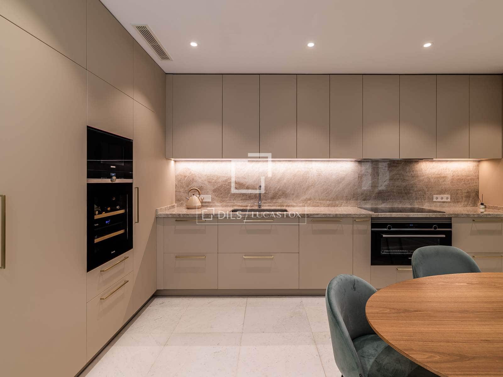 4 bedroom Apartment for sale in Madrid city with garage - € 3,800,000 (Ref: 10016649)