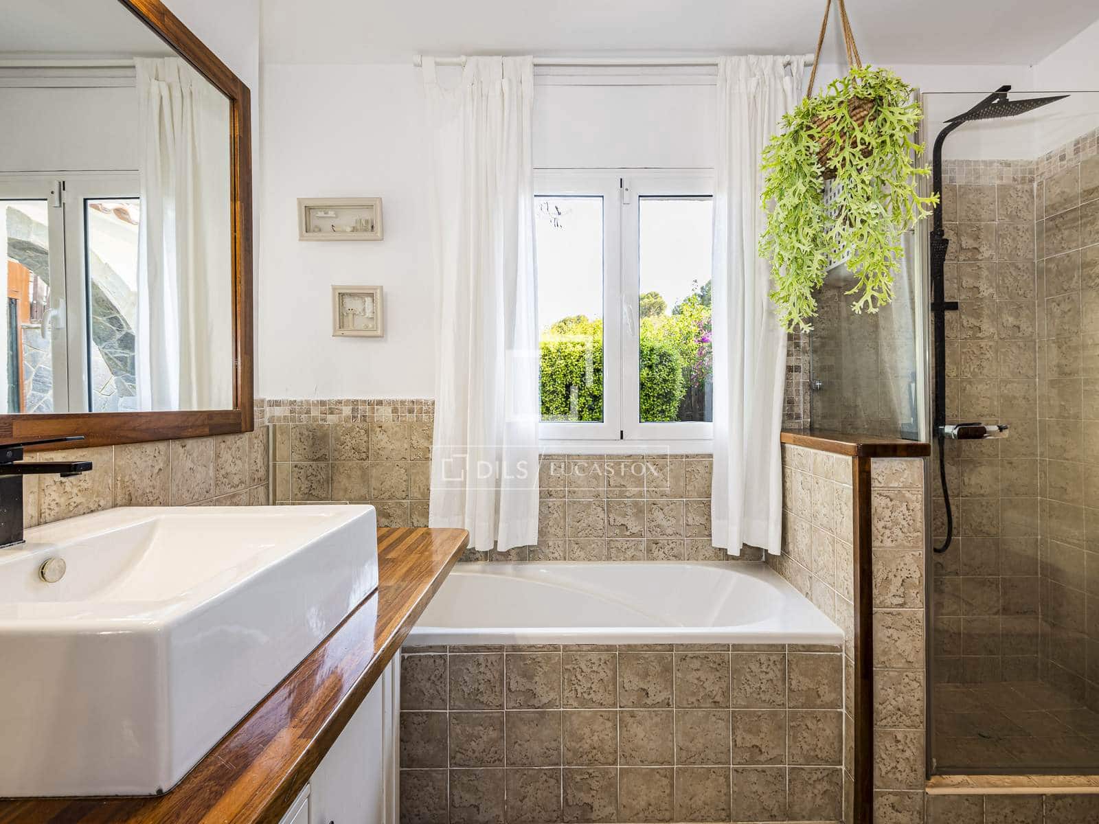 3 sypialnia Willa na sprzedaż w Castelldefels z basenem garażem - 995 000 € (Ref: 10016819)
