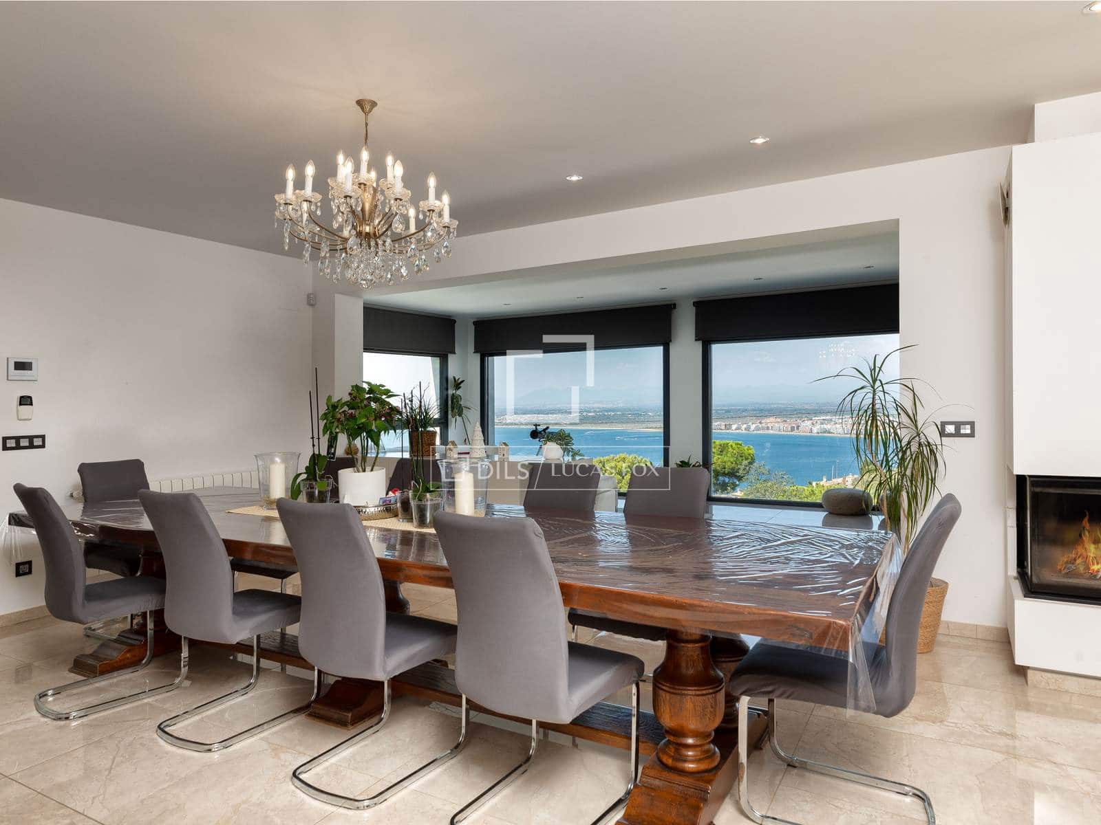 7 bedroom Villa for sale in Roses with pool garage - € 1,495,000 (Ref: 10016969)