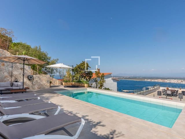 7 bedroom Villa for sale in Roses with pool garage - € 1,495,000 (Ref: 10016969)