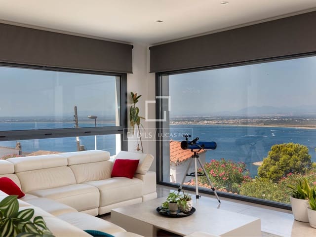 7 bedroom Villa for sale in Roses with pool garage - € 1,495,000 (Ref: 10016969)
