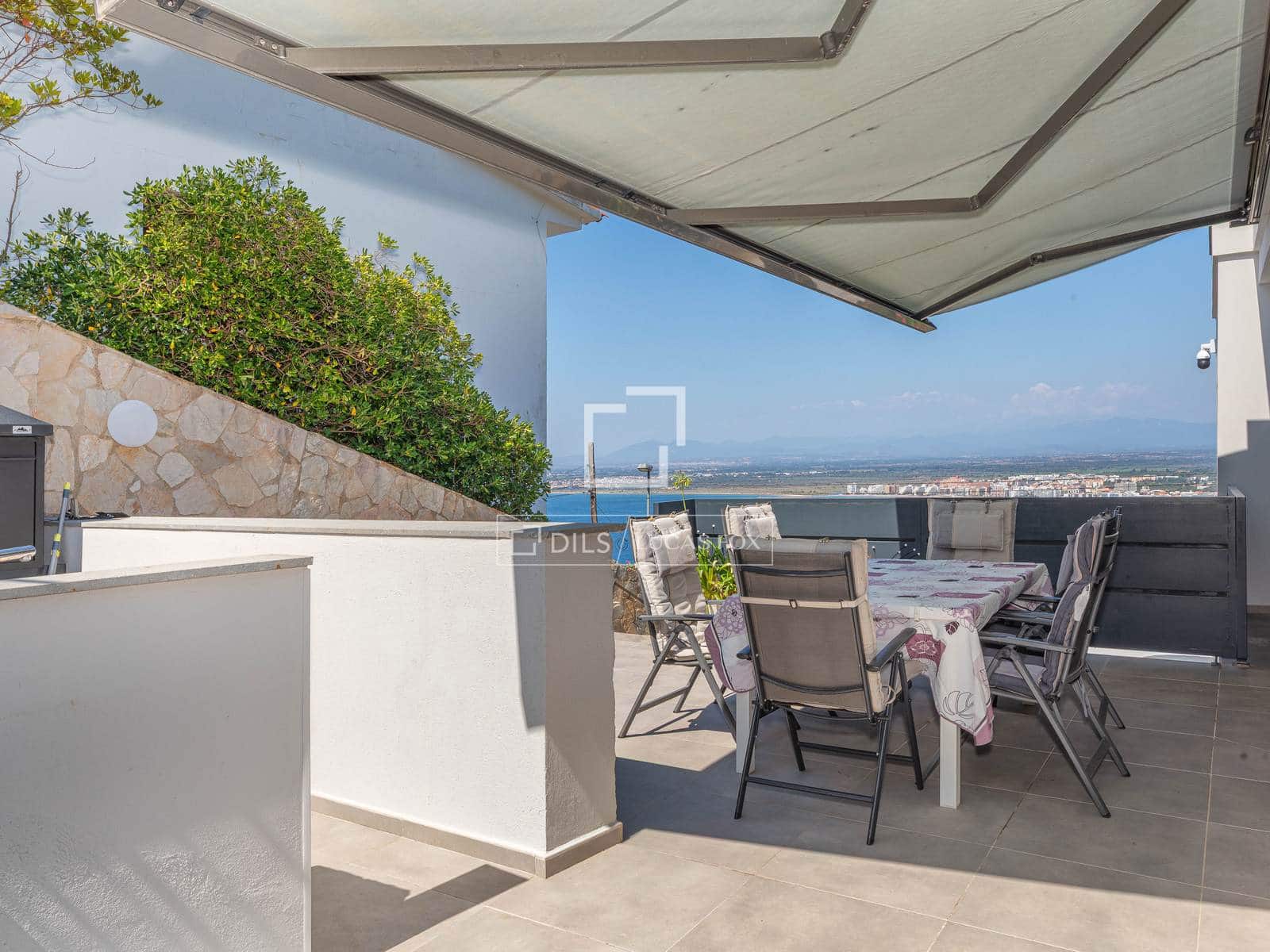 7 bedroom Villa for sale in Roses with pool garage - € 1,495,000 (Ref: 10016969)