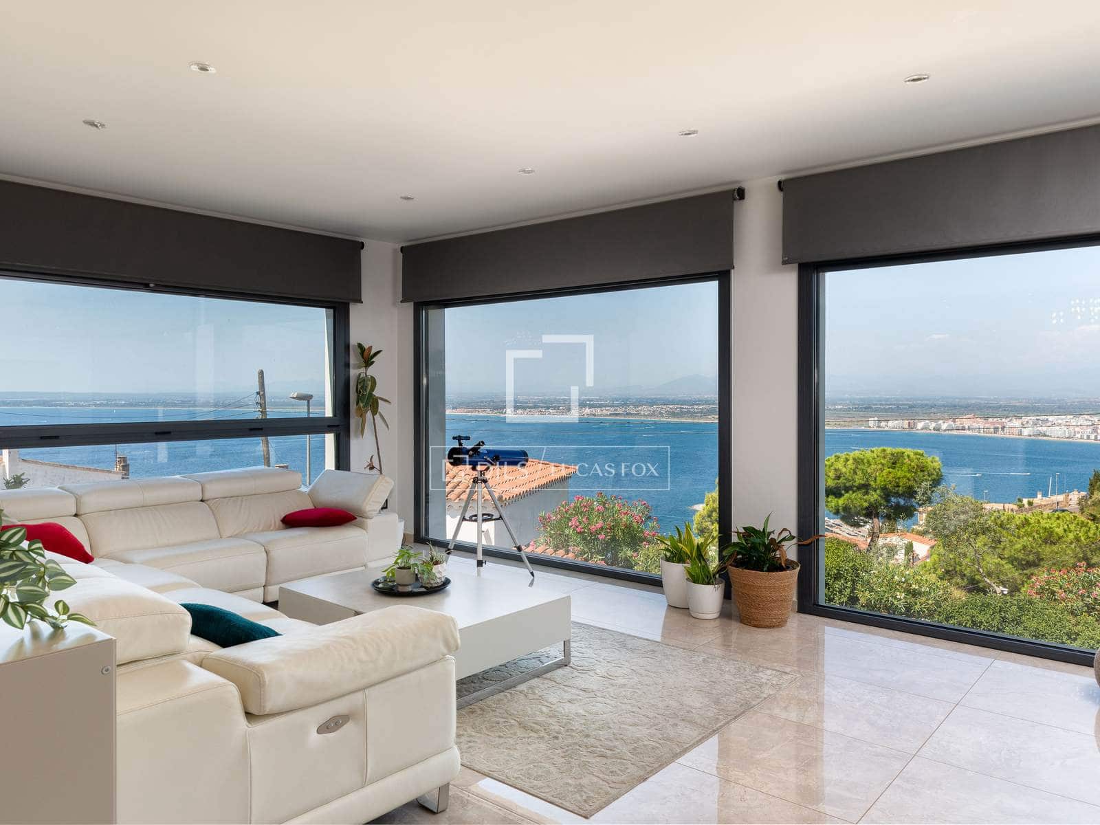 7 bedroom Villa for sale in Roses with pool garage - € 1,495,000 (Ref: 10016969)