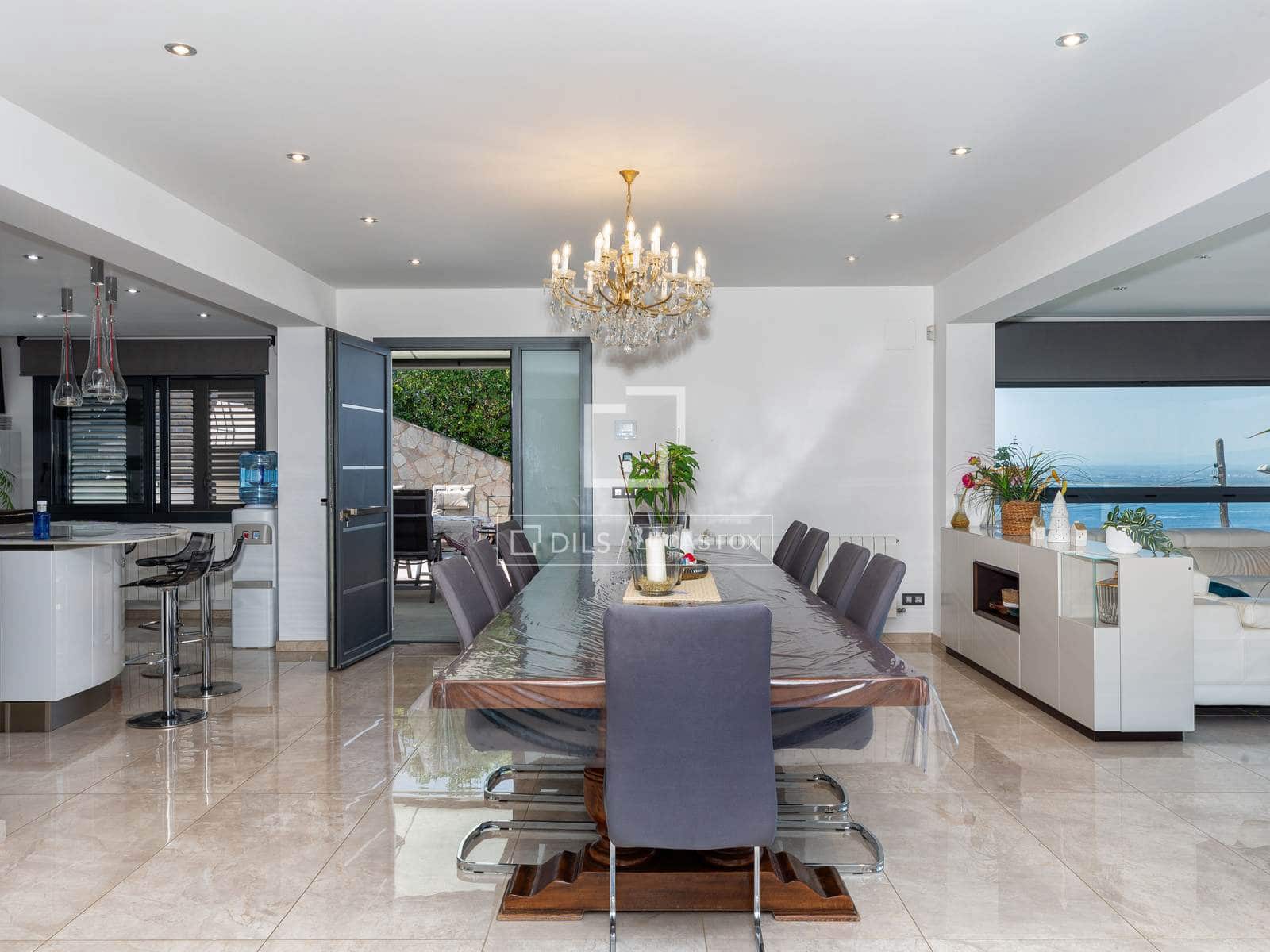 7 bedroom Villa for sale in Roses with pool garage - € 1,495,000 (Ref: 10016969)