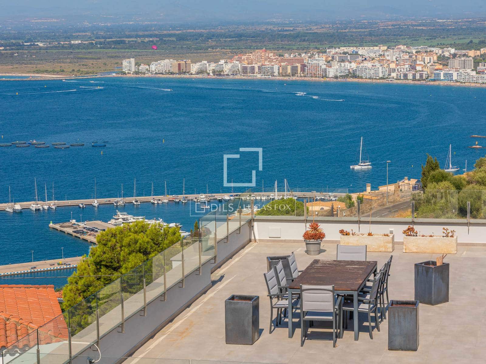 7 bedroom Villa for sale in Roses with pool garage - € 1,495,000 (Ref: 10016969)