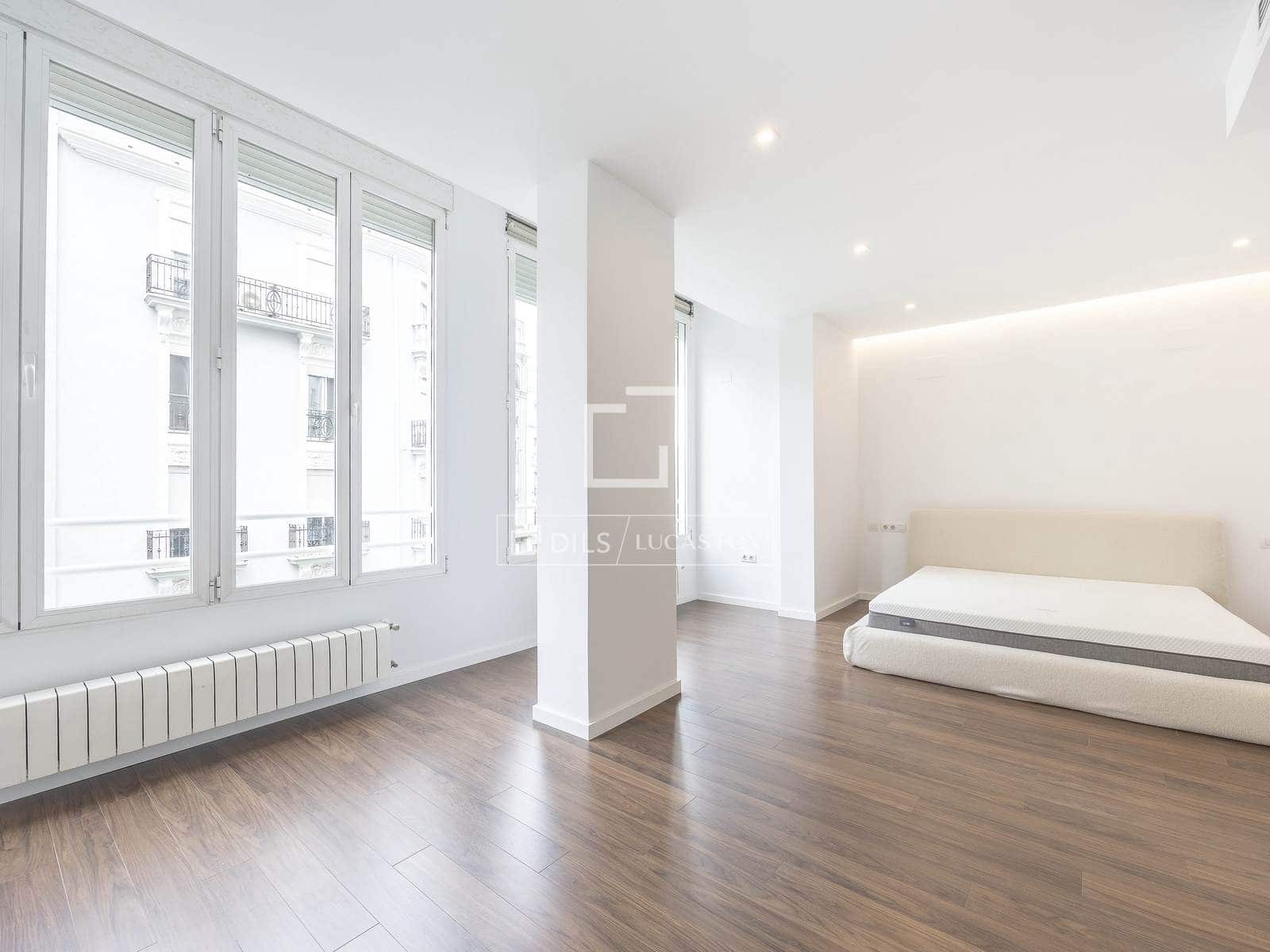 Apartamento de 5 habitaciones en València ciudad en alquiler - 5.000 € (Ref: 10019690)