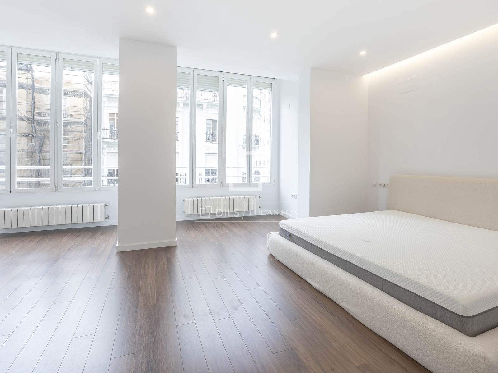 Apartamento de 5 habitaciones en València ciudad en alquiler - 5.000 € (Ref: 10019690)