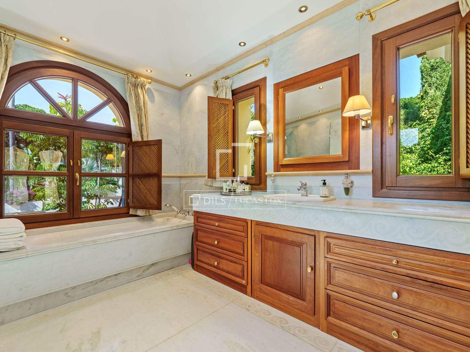 6 Zimmer Villa zu verkaufen in Marbella mit Pool Garage - 9.950.000 € (Ref: 10023407)