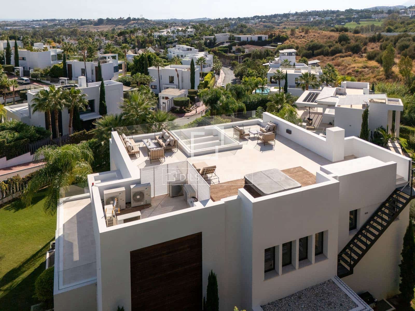 6 bedroom Villa for sale in Marbella with pool garage - € 3,895,000 (Ref: 10026159)