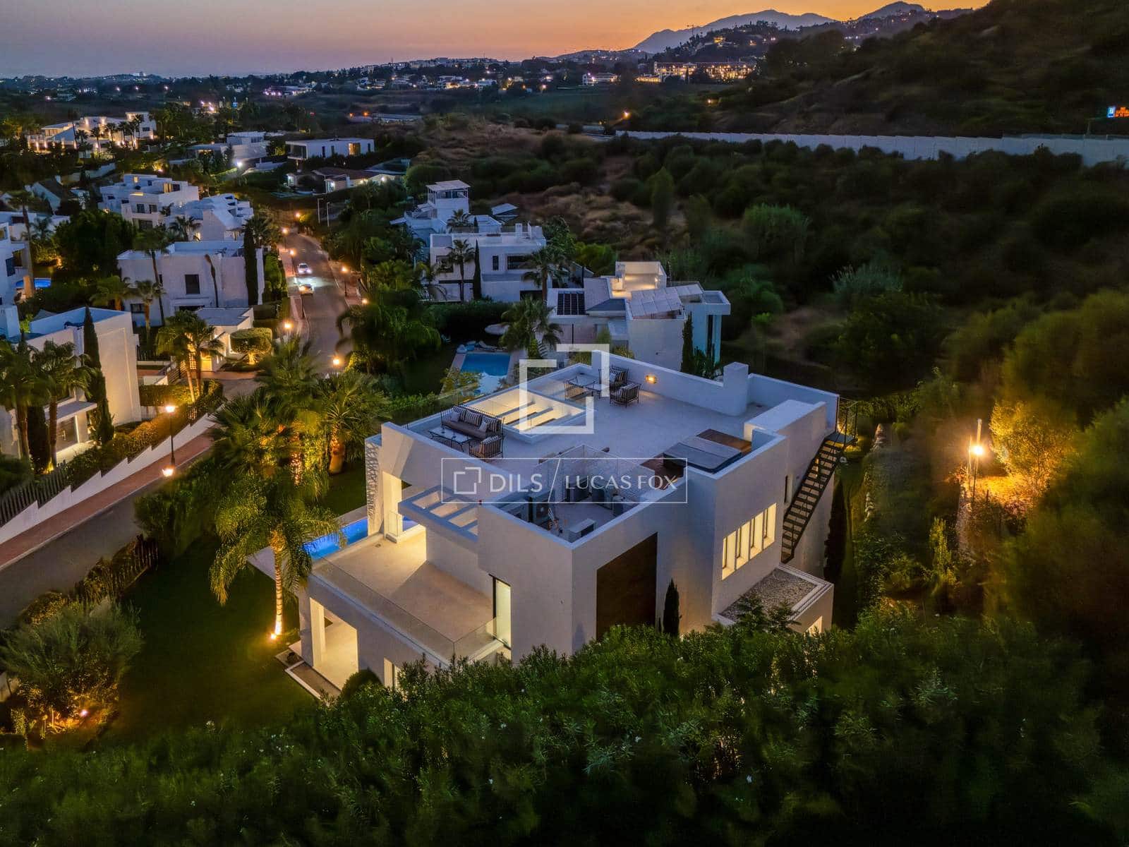 6 bedroom Villa for sale in Marbella with pool garage - € 3,895,000 (Ref: 10026159)