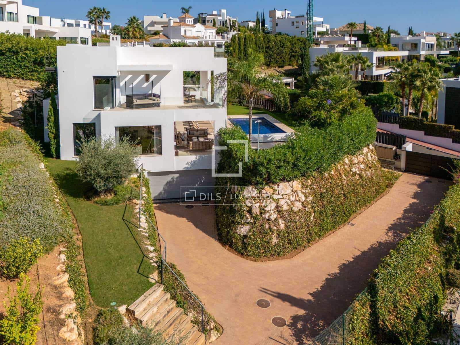 6 bedroom Villa for sale in Marbella with pool garage - € 3,895,000 (Ref: 10026159)