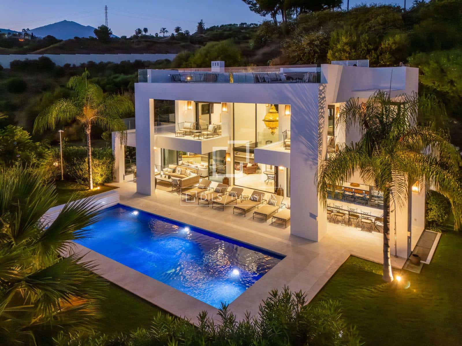 6 bedroom Villa for sale in Marbella with pool garage - € 3,895,000 (Ref: 10026159)