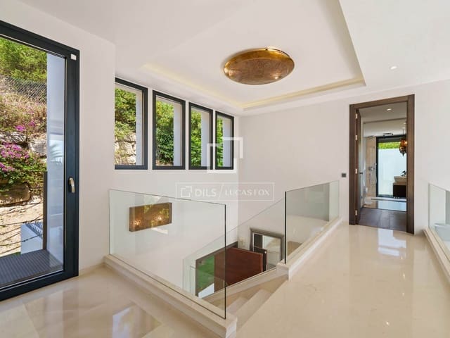 6 bedroom Villa for sale in Marbella with pool garage - € 3,895,000 (Ref: 10026159)