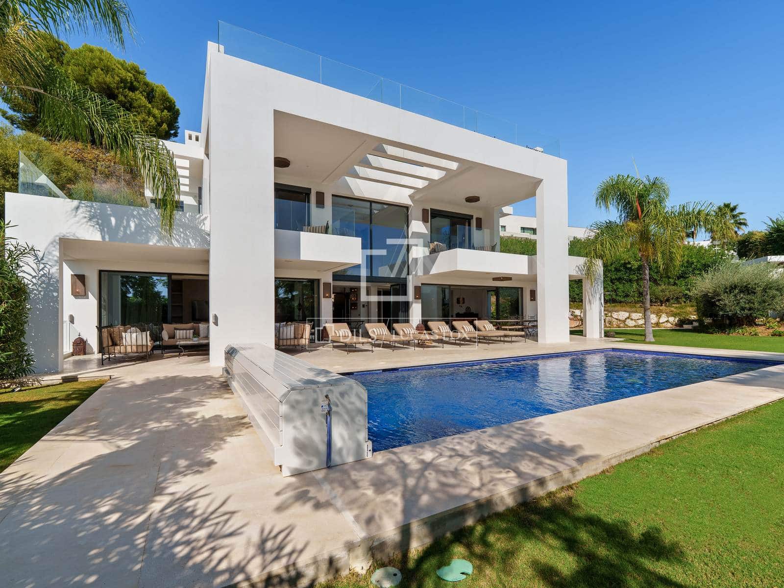 6 bedroom Villa for sale in Marbella with pool garage - € 3,895,000 (Ref: 10026159)