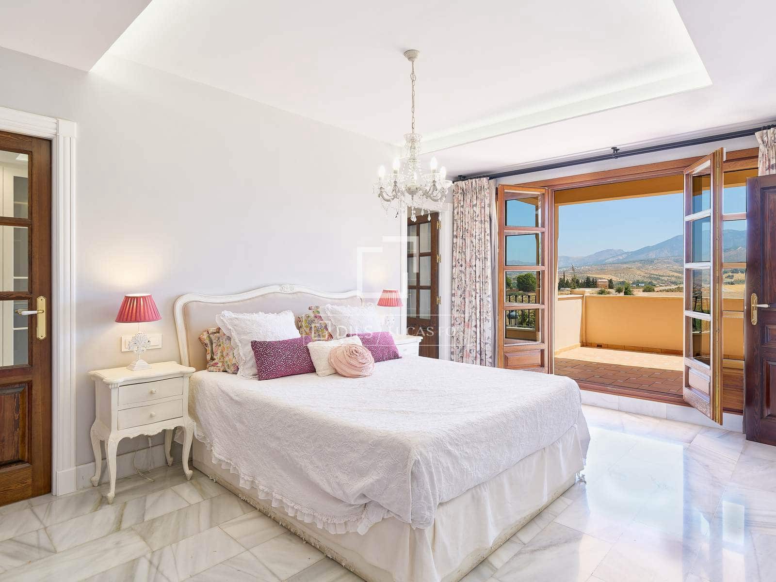 5 bedroom Villa for sale in Otura with pool garage - € 1,295,000 (Ref: 10045697)