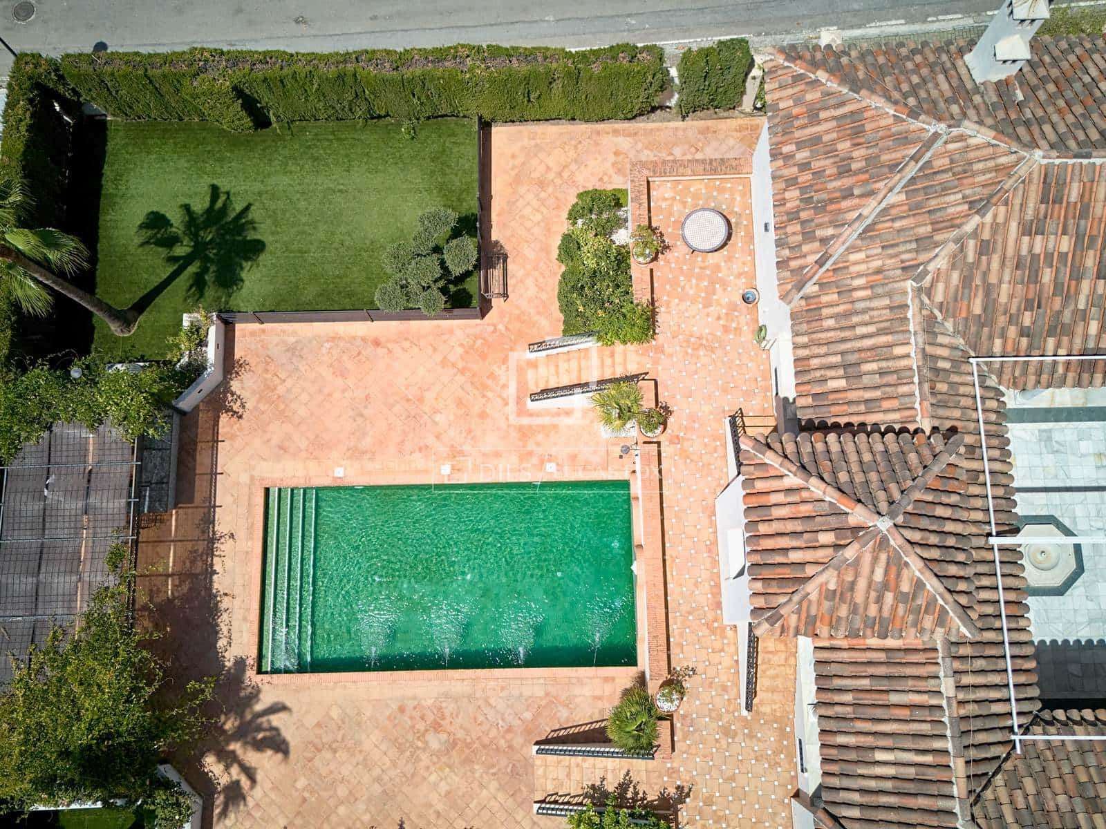 5 bedroom Villa for sale in Otura with pool garage - € 1,295,000 (Ref: 10045697)