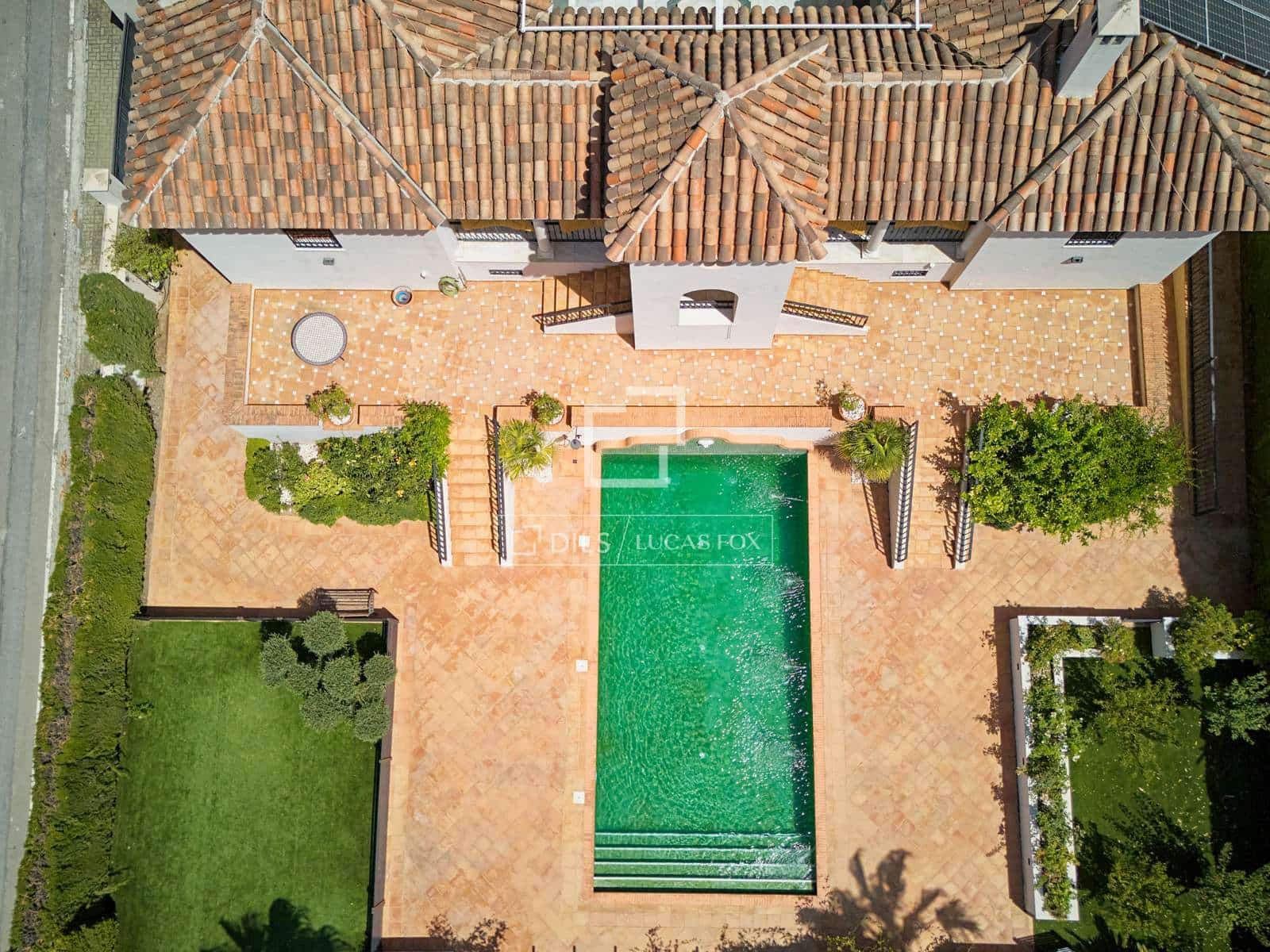 5 bedroom Villa for sale in Otura with pool garage - € 1,295,000 (Ref: 10045697)