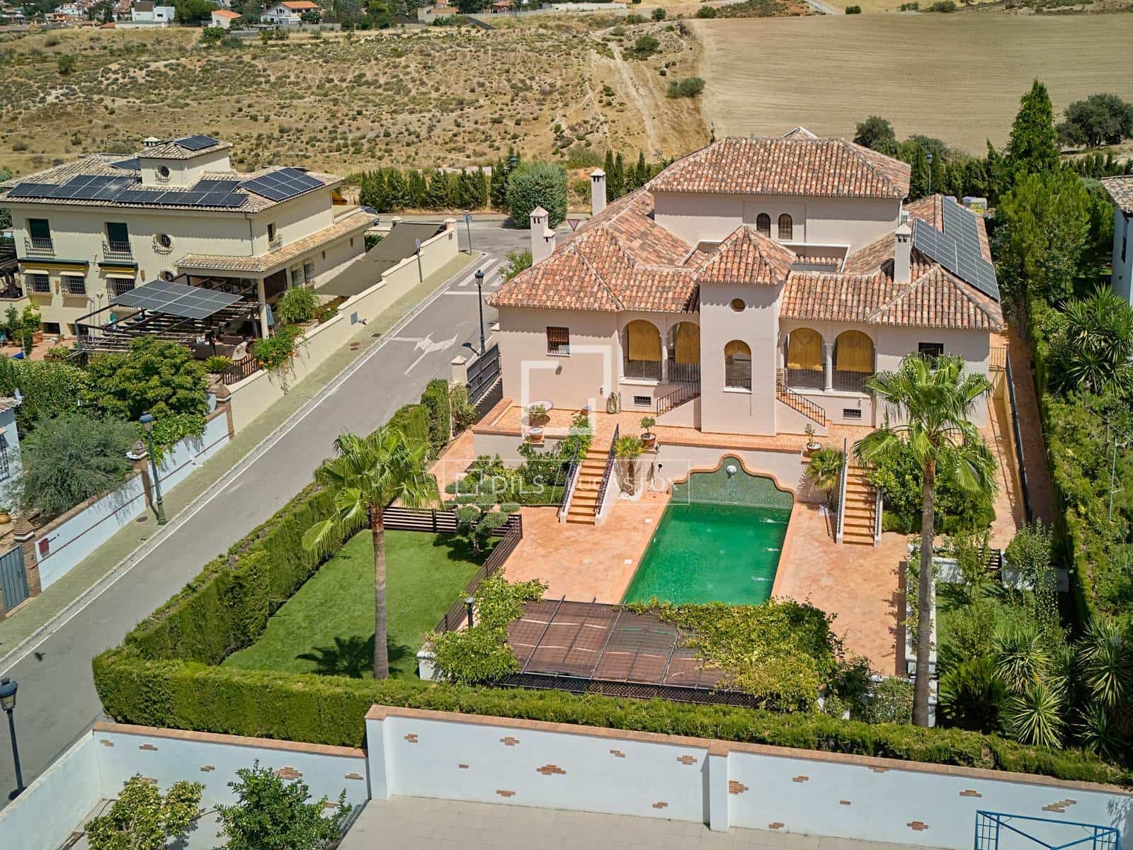 5 bedroom Villa for sale in Otura with pool garage - € 1,295,000 (Ref: 10045697)