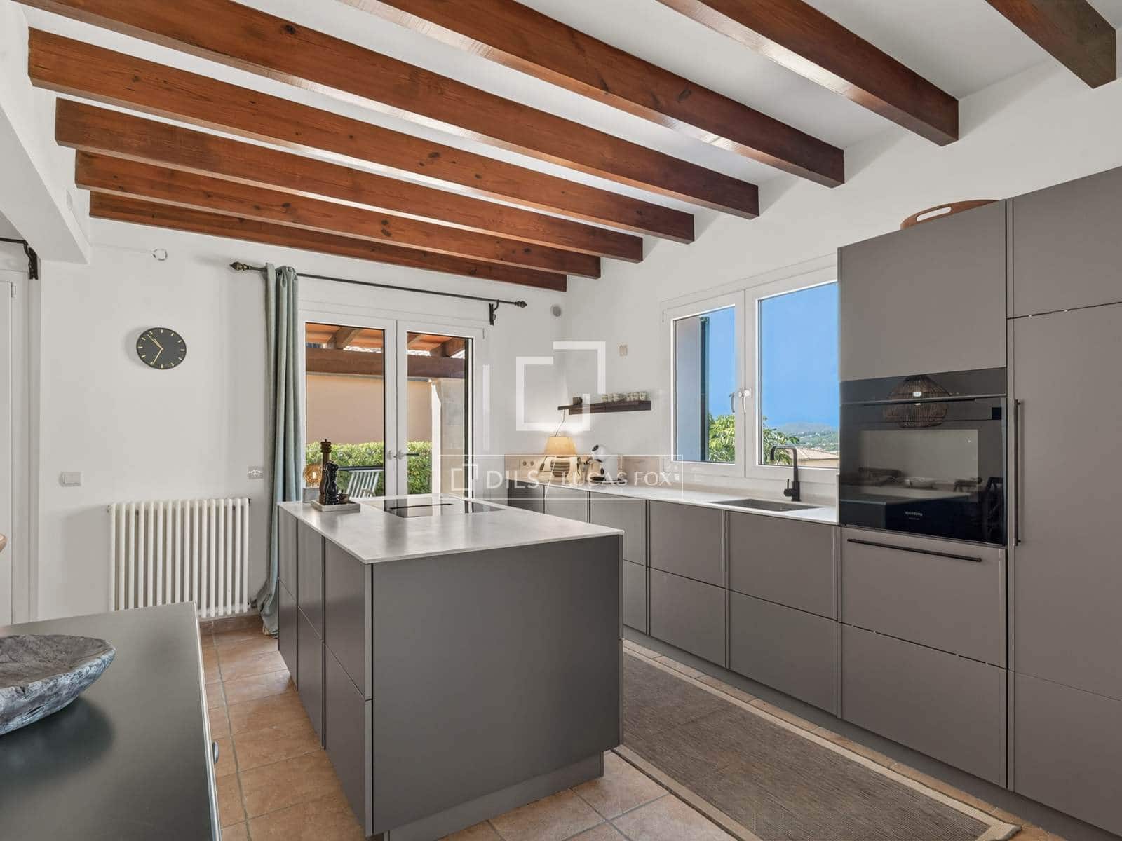 3 sypialnia Willa na sprzedaż w Cala Ratjada z basenem garażem - 1 490 000 € (Ref: 10048198)