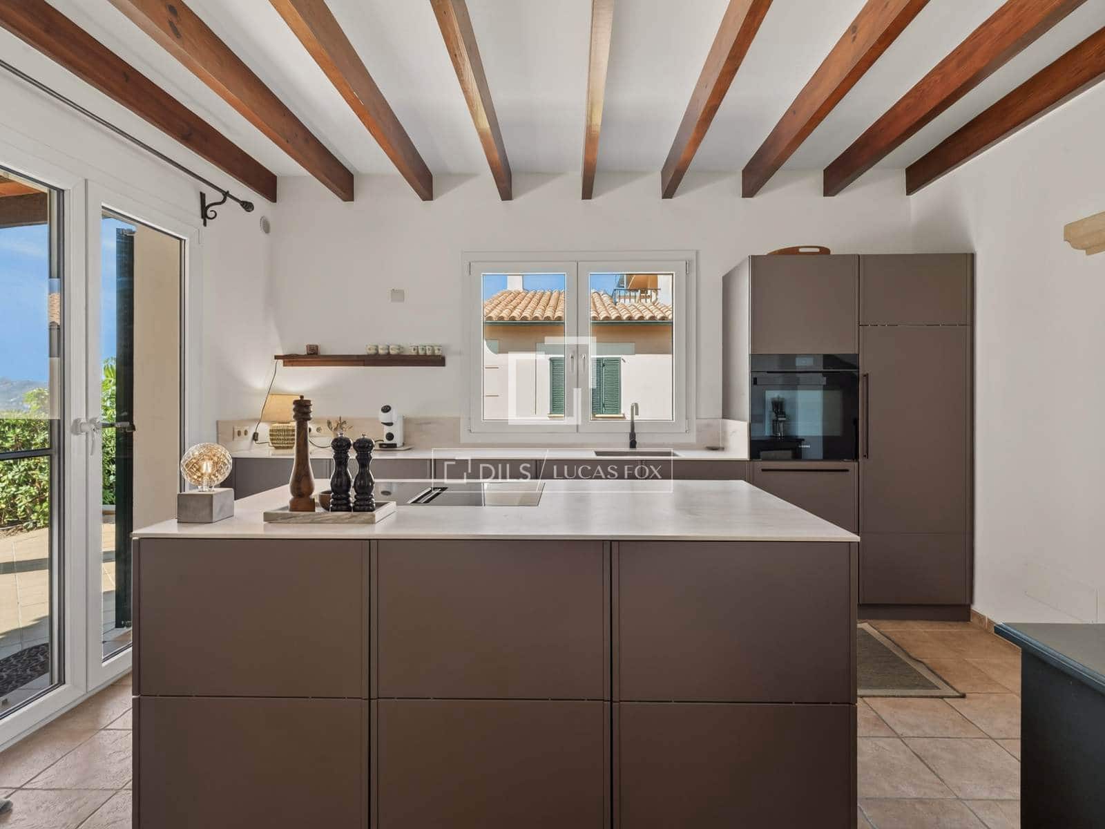 3 sypialnia Willa na sprzedaż w Cala Ratjada z basenem garażem - 1 490 000 € (Ref: 10048198)