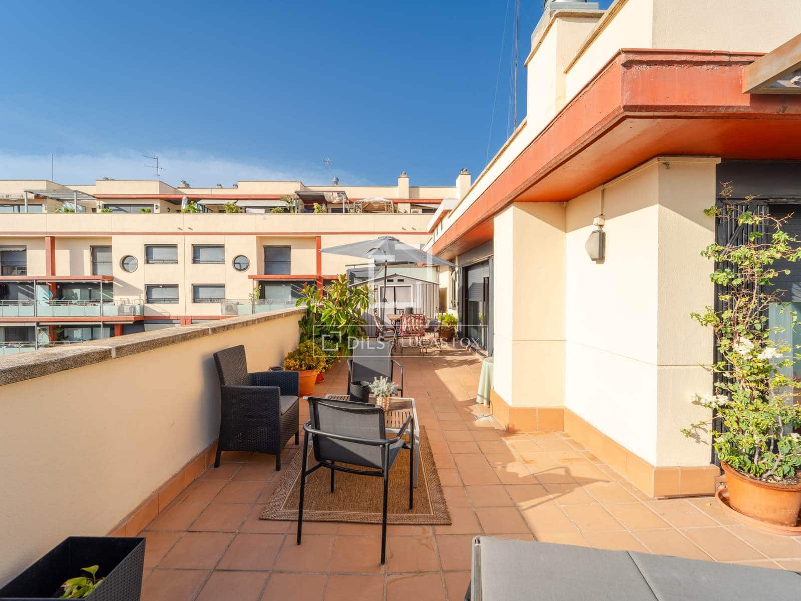 3 bedroom Penthouse for sale in Valencia city with pool garage - € 900,000 (Ref: 10057159)