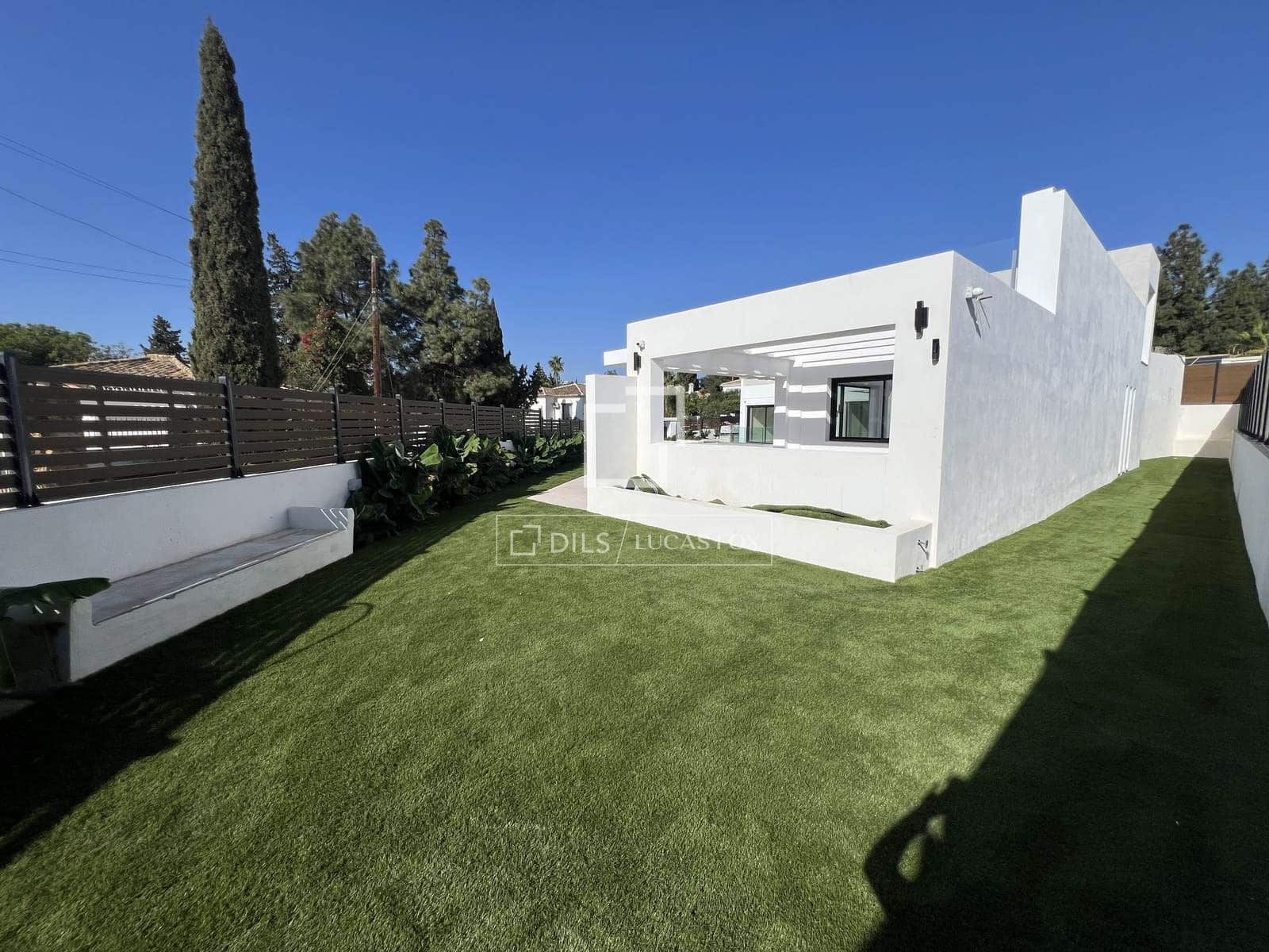 5 soverom Villa til salgs i Las Lagunas de Mijas med svømmebasseng garasje - € 2 548 000 (Ref: 10078922)