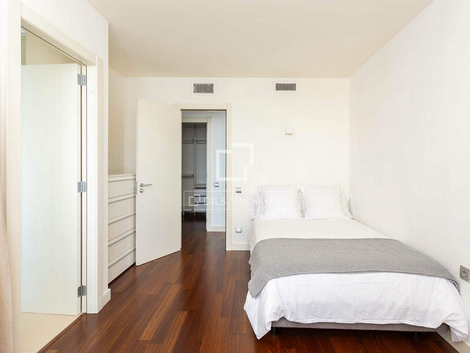 3 soveværelse Penthouse til leje i Barcelona by med swimmingpool garage - € 10.000 (Ref: 10080044)