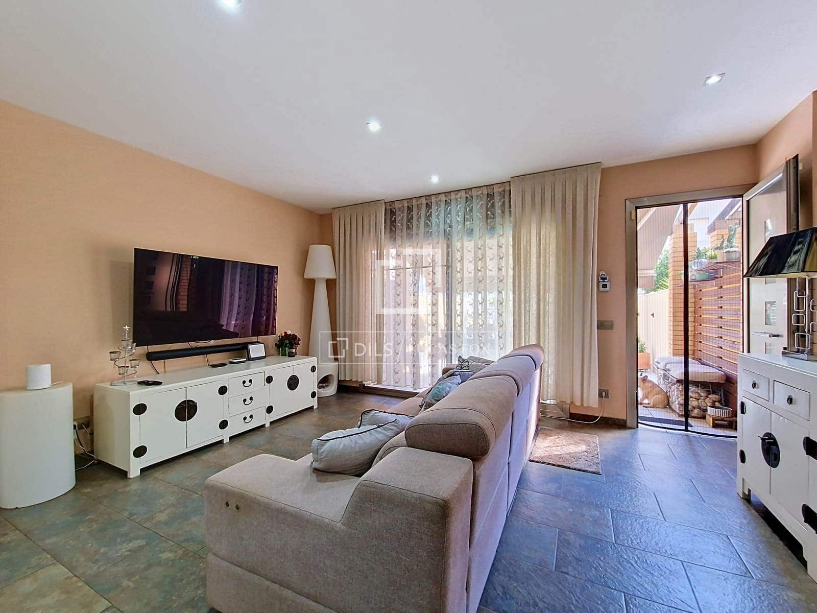 3 bedroom Villa for sale in Cubelles with garage - € 450,000 (Ref: 10082178)