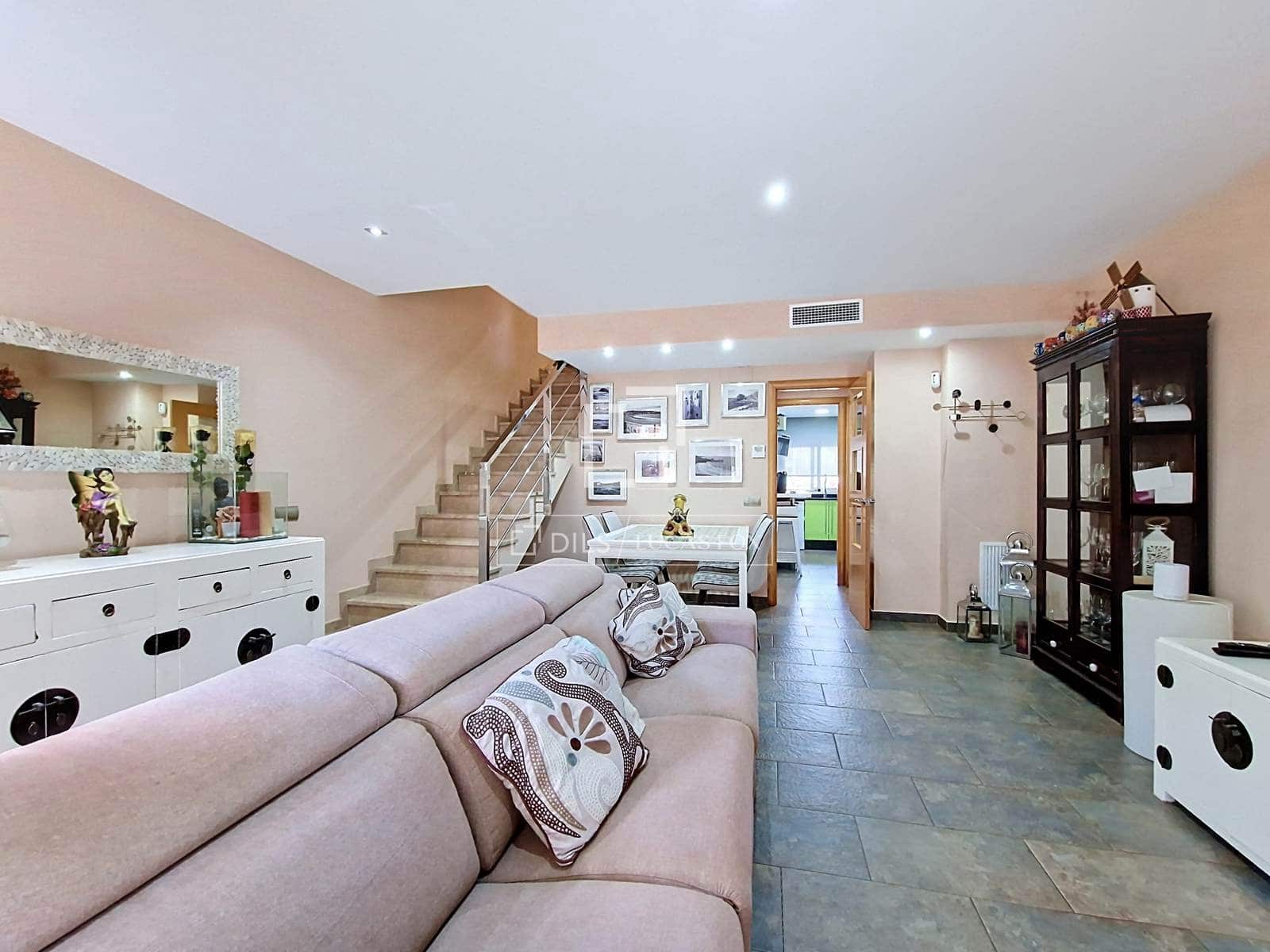 3 bedroom Villa for sale in Cubelles with garage - € 450,000 (Ref: 10082178)