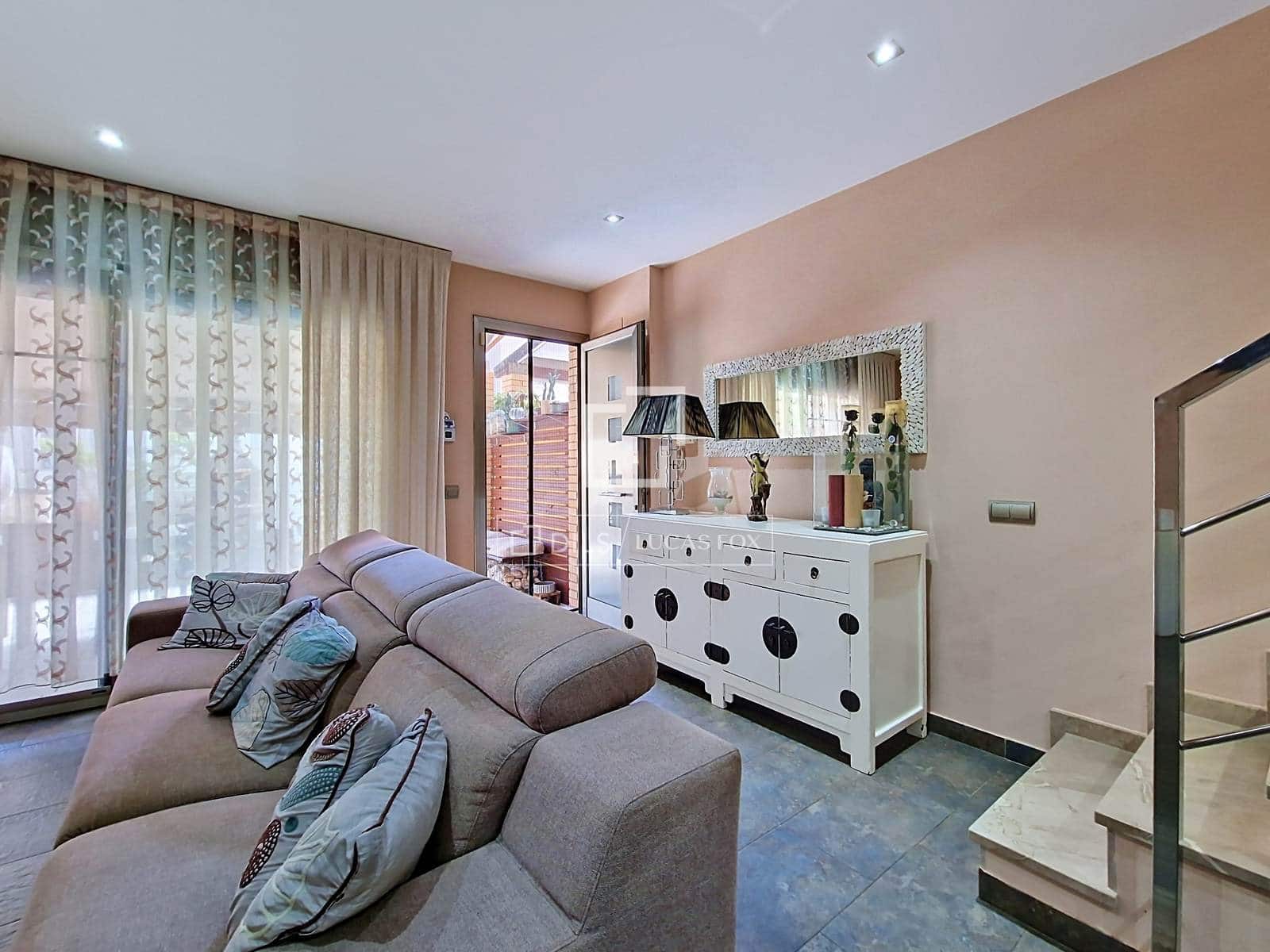 3 bedroom Villa for sale in Cubelles with garage - € 450,000 (Ref: 10082178)